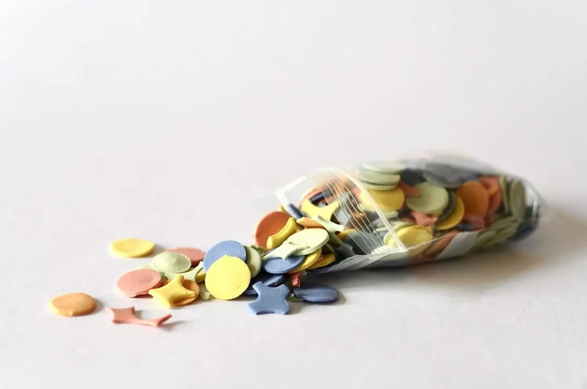 Noémi Handrick: ceramic fragments spilling from a bag